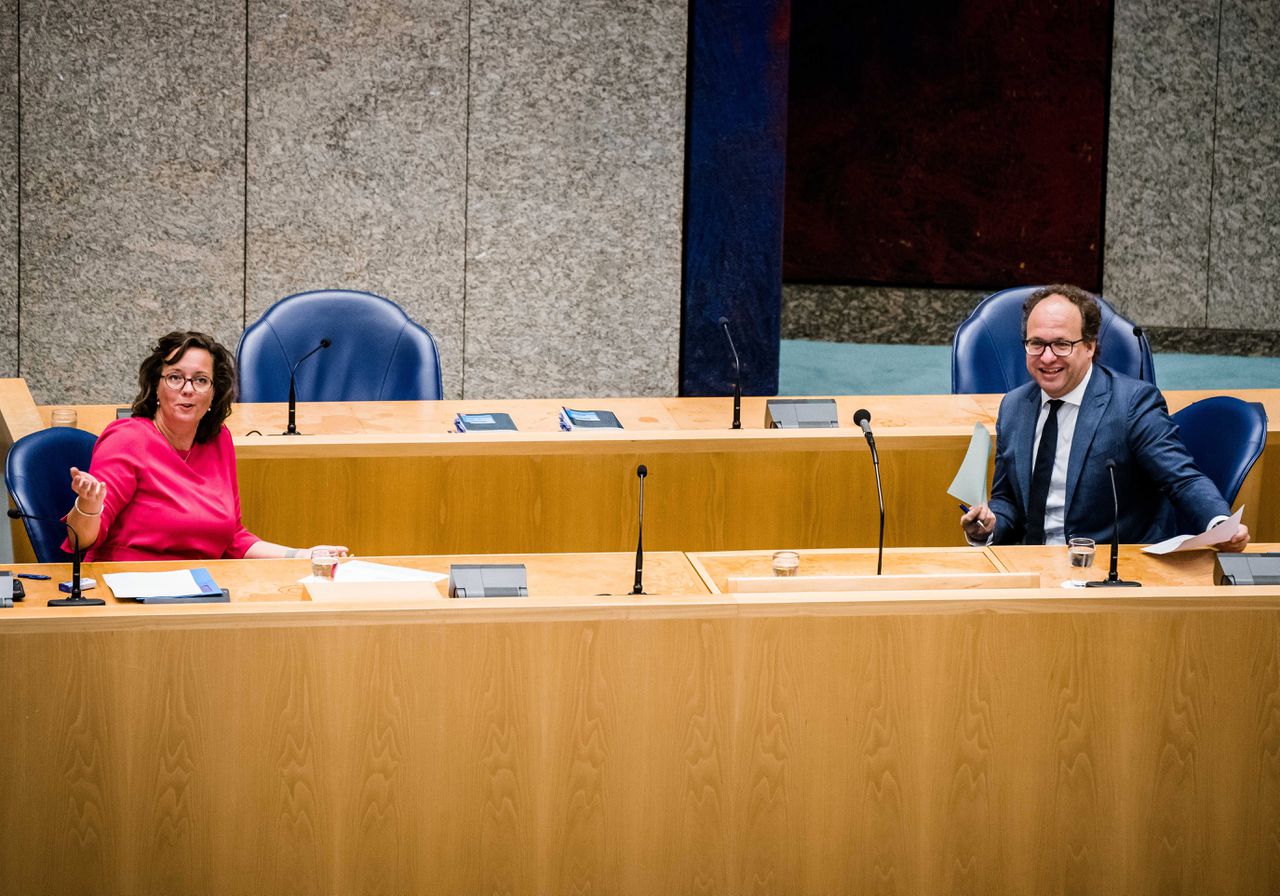 Staatssecretaris Tamara van Ark van Sociale Zaken en Werkgelegenheid (VVD) en minister Wouter Koolmees van Sociale Zaken en Werkgelegenheid (D66) tijdens het debat in de Tweede Kamer.