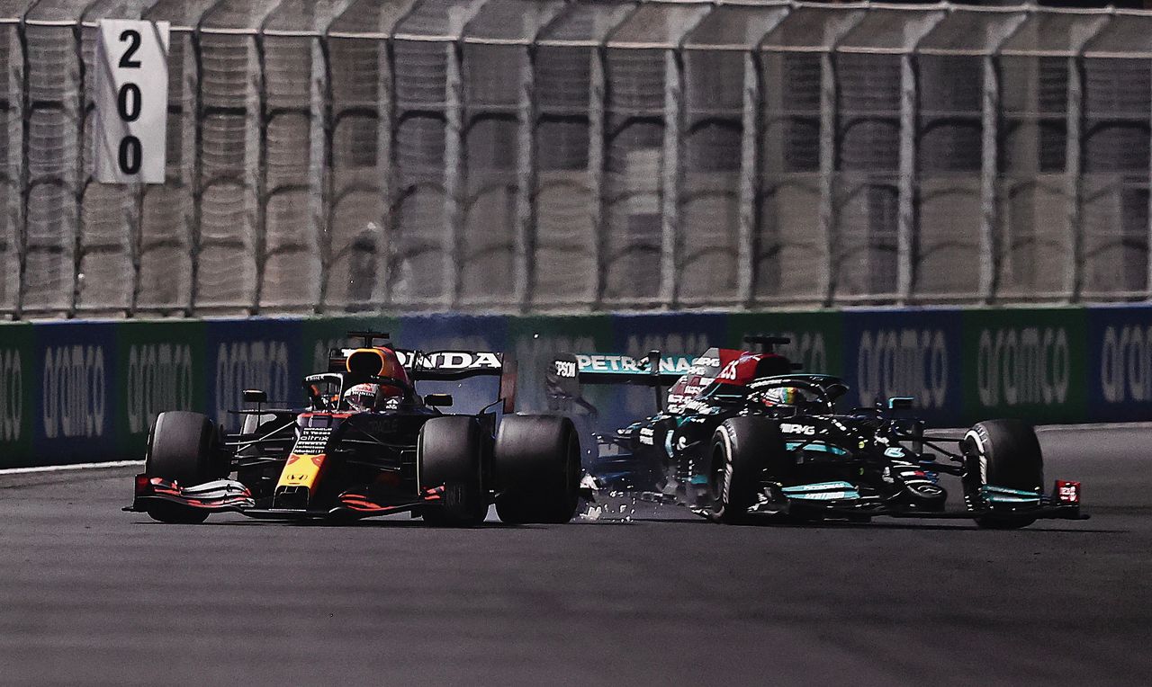 Het moment dat Lewis Hamilton (rechts) achterop Max Verstappen rijdt tijdens de Grote Prijs van Saoedi-Arabië.