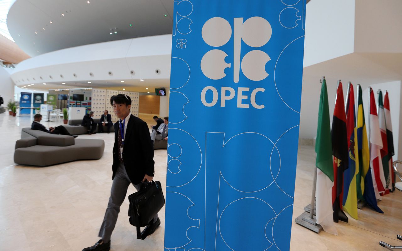 Saoedi-Arabië verlaagt vrijwillig olieproductie na OPEC+ onderhandelingen 