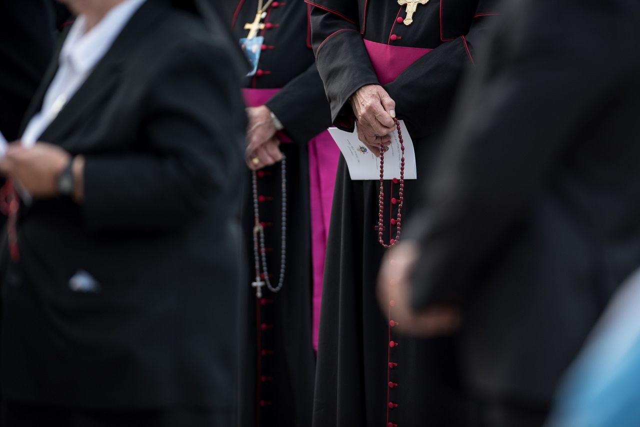 Priesters van het aartsbisdom in Brooklyn bidden.