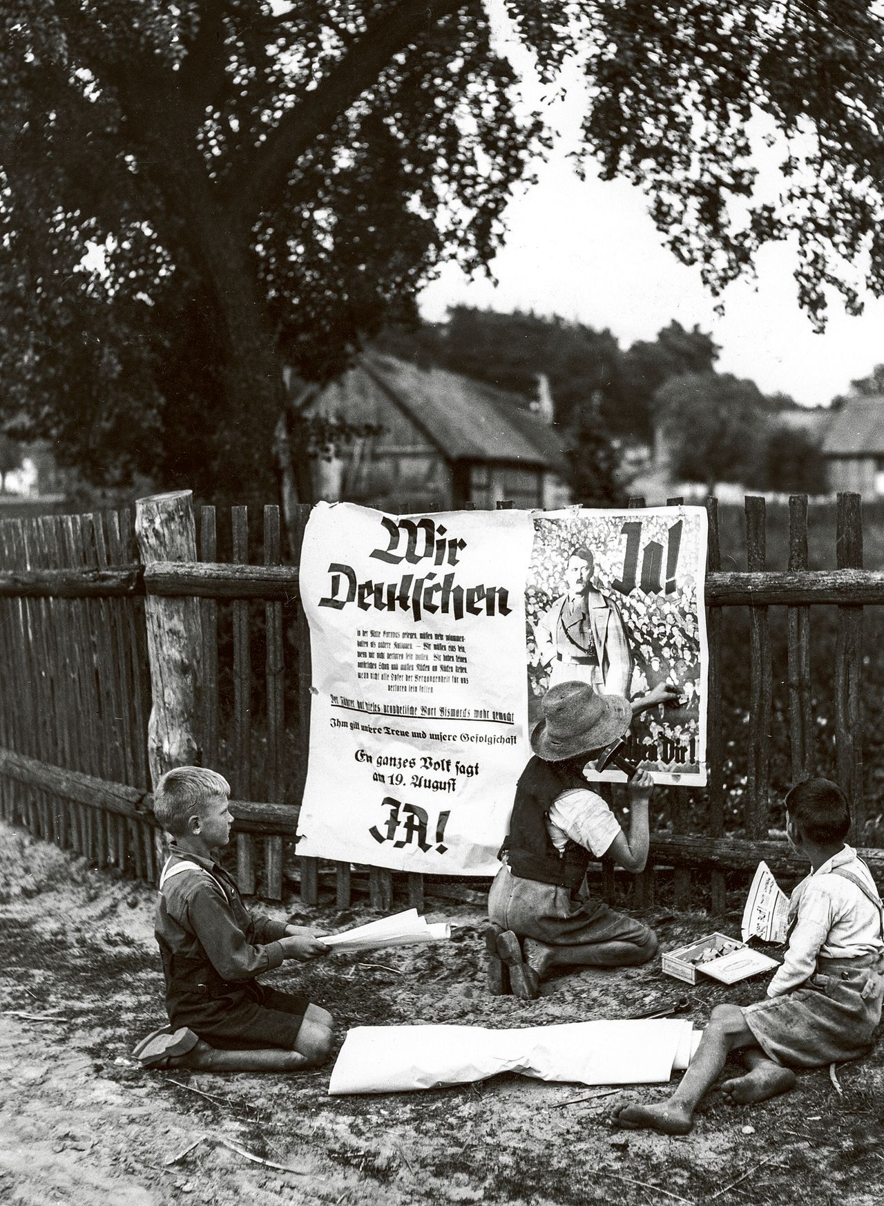 Spreewald, 1934. Kinderen hangen posters op voor het referendum, over meer bevoegdheden voor Hitler.