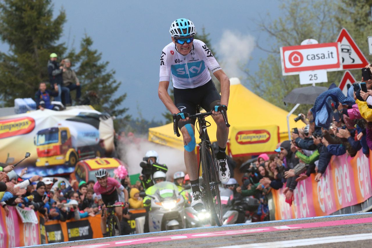 Froome komt na de zware Dolomieten-etappe als eerste over de finish.