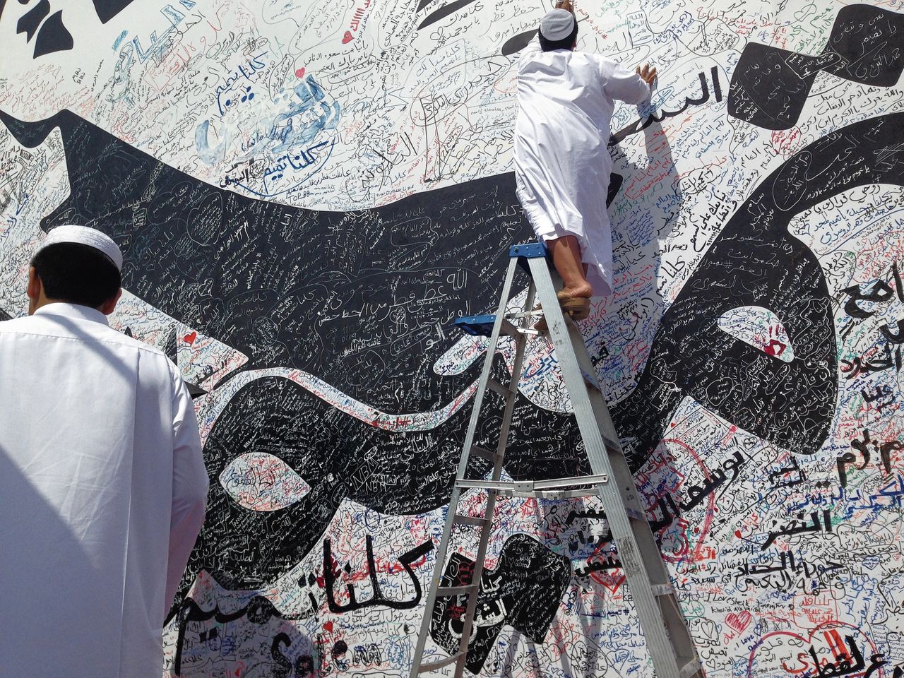 Jongen bij een muur met steunbetuigingen aan Qatar, maandag in Doha.
