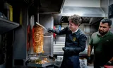 Henri Bontenbal (CDA) maakt een kapsalon in restaurant Nafoura in Rotterdam-Zuid. 