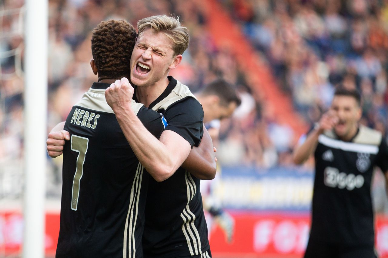 Ajacieden David Neres en Frenkie de Jong vieren een doelpunt tijdens de wedstrijd tegen Willem II.