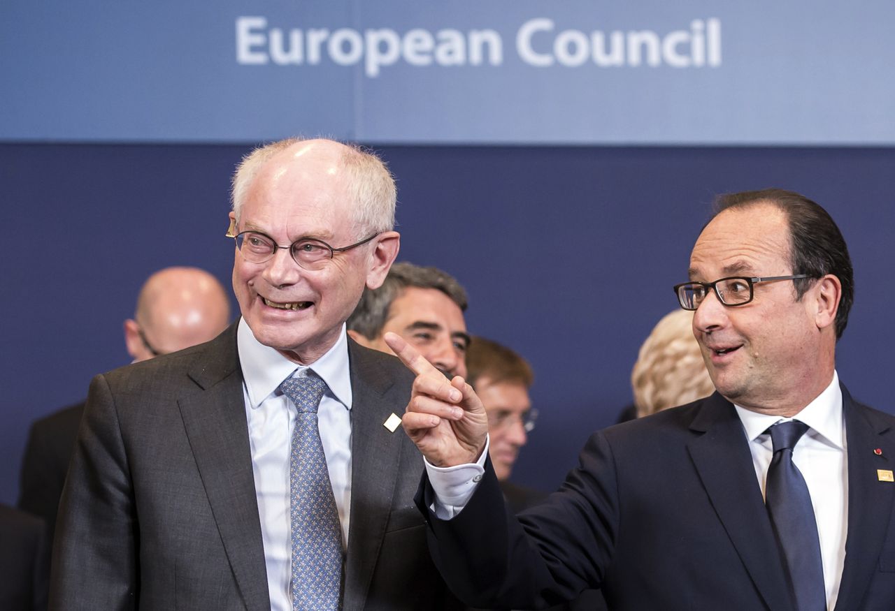 Francois Hollande, de Franse president, spreekt met EU-president Herman van Rompuy (links).