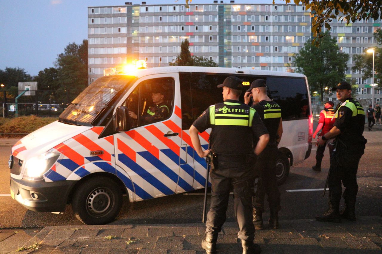 Politie in de wijk Overvecht, waar zaterdag rellen uitbraken.