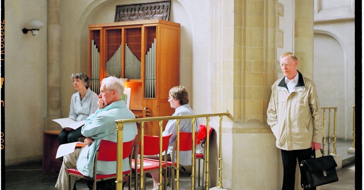 Aan de heg om de kerk knipt iedereen mee