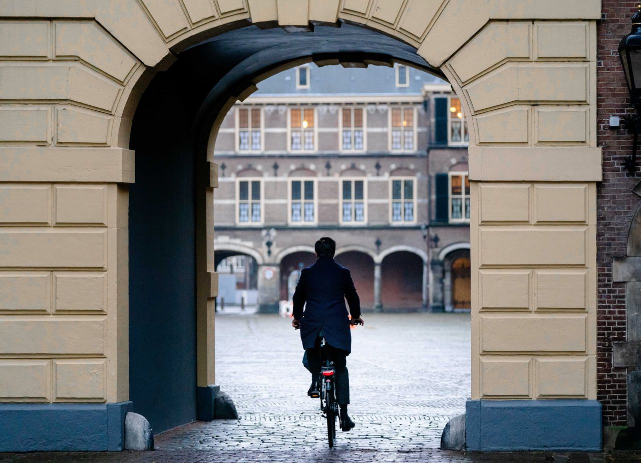 Premier Mark Rutte op de fiets bij aankomst op het Binnenhof voor het overleg van de Ministeriele Commissie COVID-19 (MCC) over de aanpak van het coronavirus.