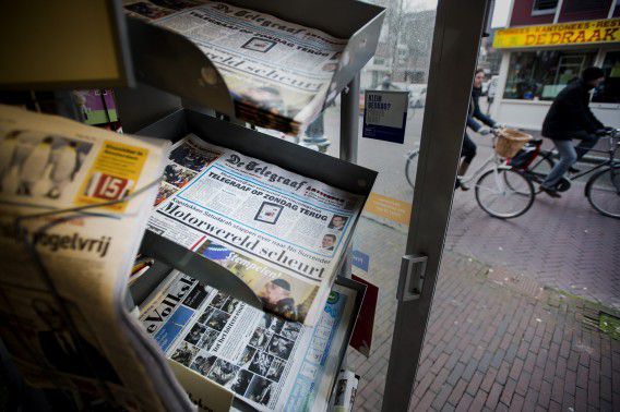 Kranten in een rek van een winkel in Haarlem.