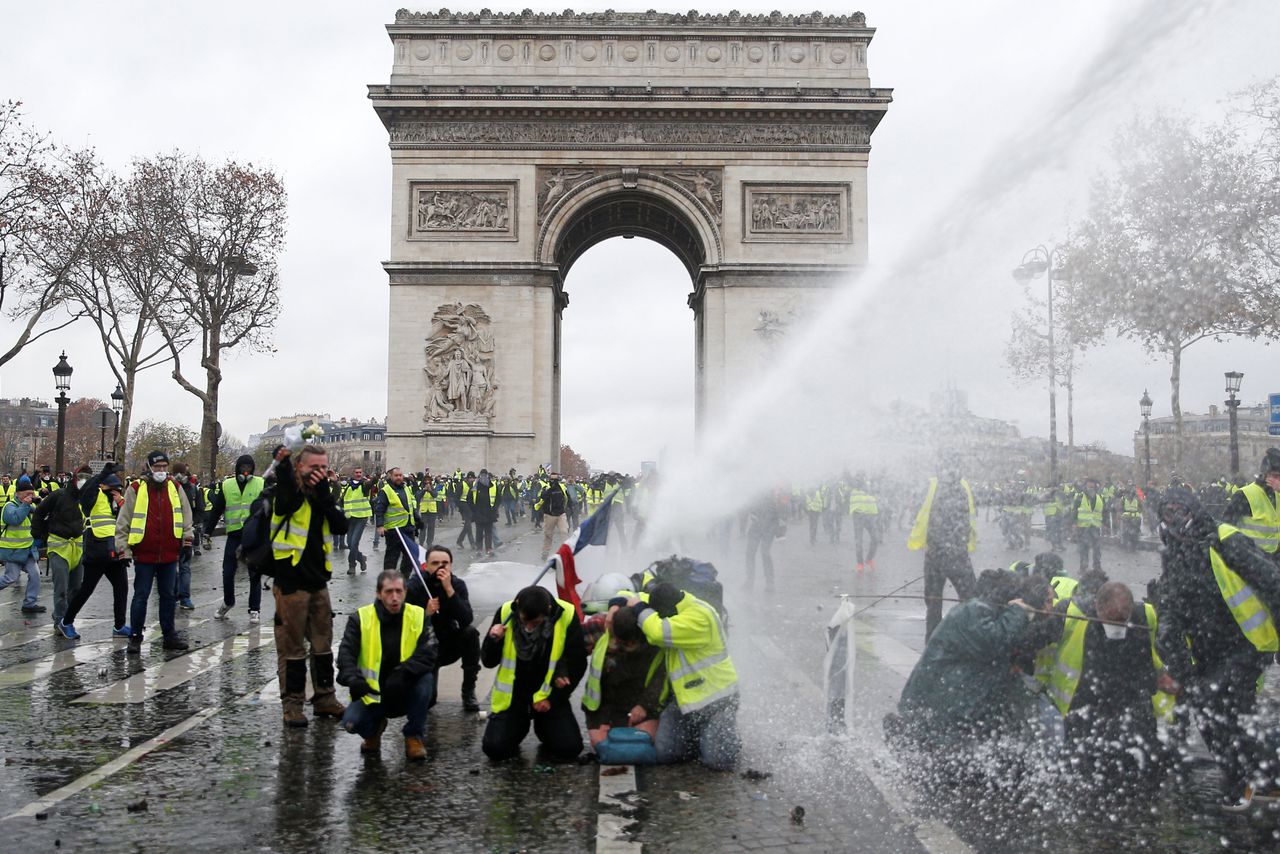Bijna honderd gewonden bij rellen in centrum Parijs 