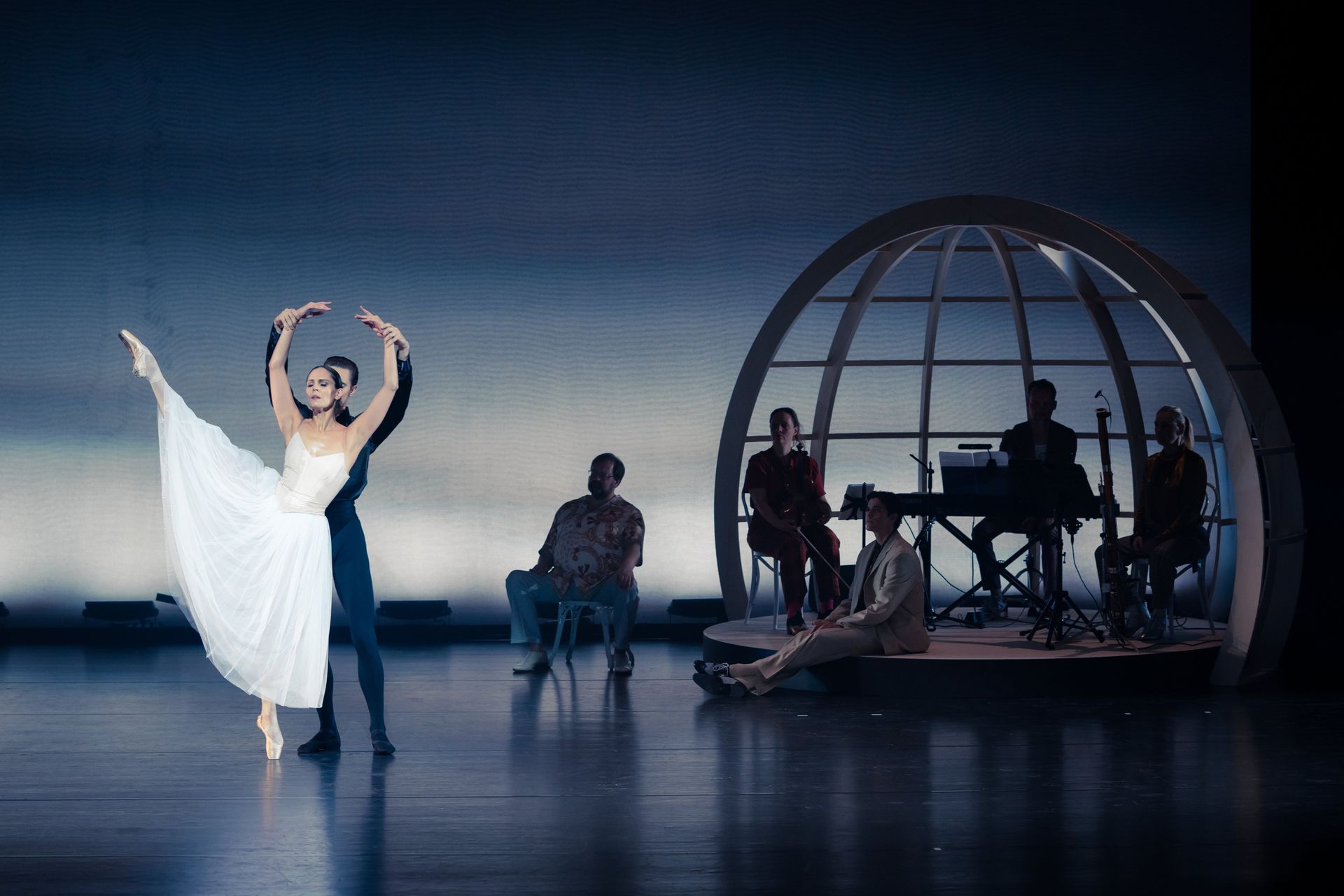 Igone de Jonghs eerste eigen voorstelling is wat ‘kortademig’ - NRC