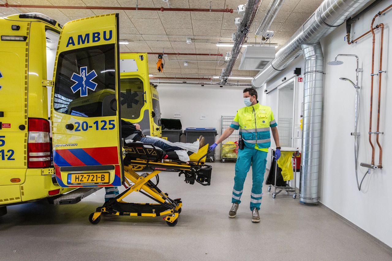 Een patiënt wordt binnengebracht voor de spoedeisende hulp bij het Amphia Ziekenhuis, Breda.