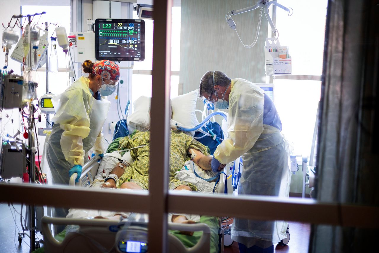 Personeel van een ziekenhuis in Boise, Idaho behandelt een covid-patiënt.