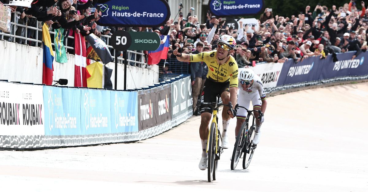 Eindelijk winnen Wout van Aert en zijn Nederlandse ploeg Parijs-Roubaix: ‘Hij is echt een held’