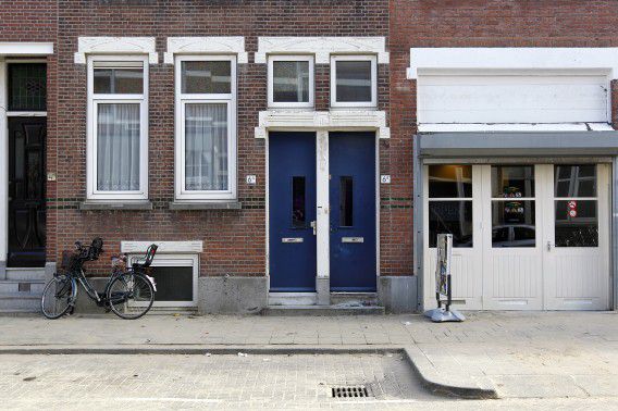 De voordeur van het huis in de Porcellisstraat in Rotterdam, waar een vrouw ongeveer tien jaar dood lag in haar woning op de eerste verdieping.