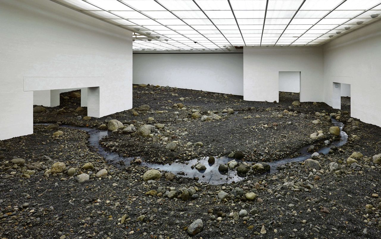 De installatie Riverbed (2014) van Olafur Eliasson in het Louisiana Museum of Modern Art