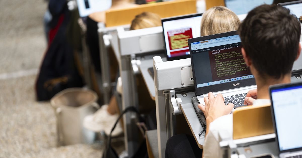 Zelfs nu het sociaal leenstelsel weer is afgeschaft woont ruim de helft van de mannen de hele studie nog thuis