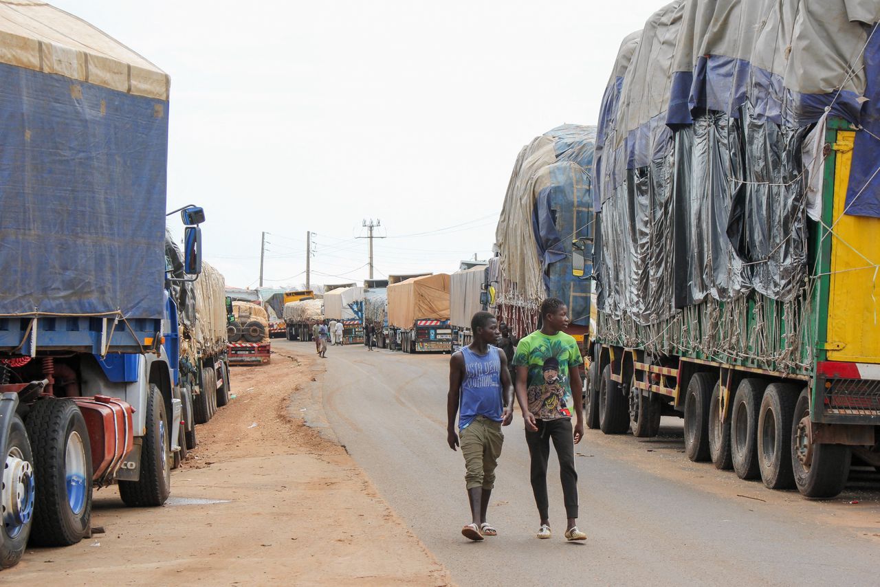 Vrachtwagens met notenpasta voor ondervoede kinderen in Niger staan vast aan de grenzen 