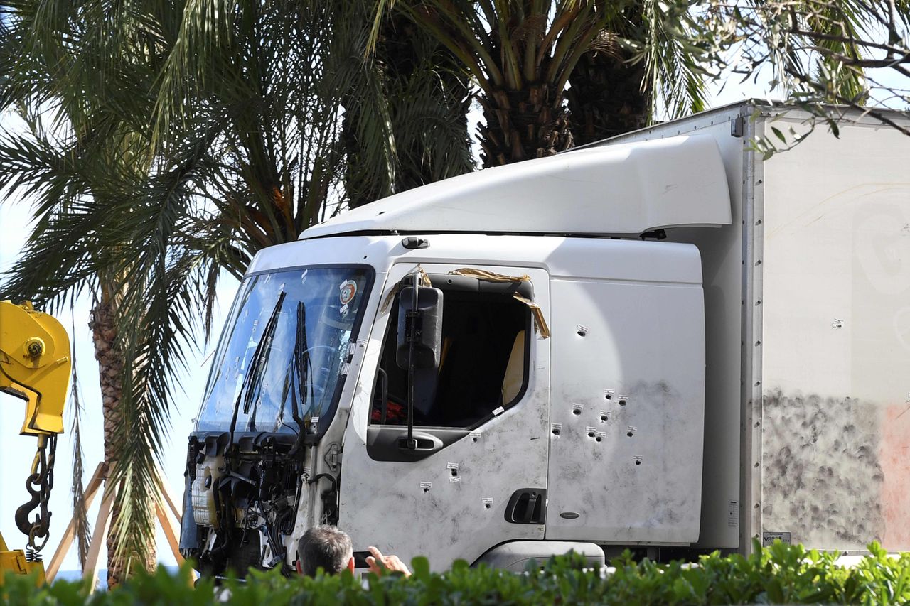 De vrachtwagen die inreed op een menigte in Nice werd vrijdagmiddag weggesleept.