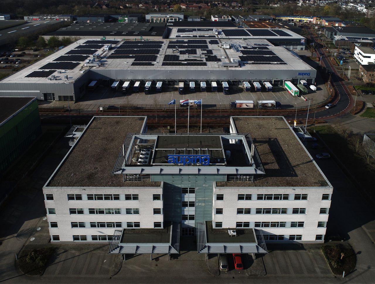 In honderden Nederlandse productiebedrijven wordt stug doorgewerkt. Zo ook in de fabriek van Auping in Deventer.