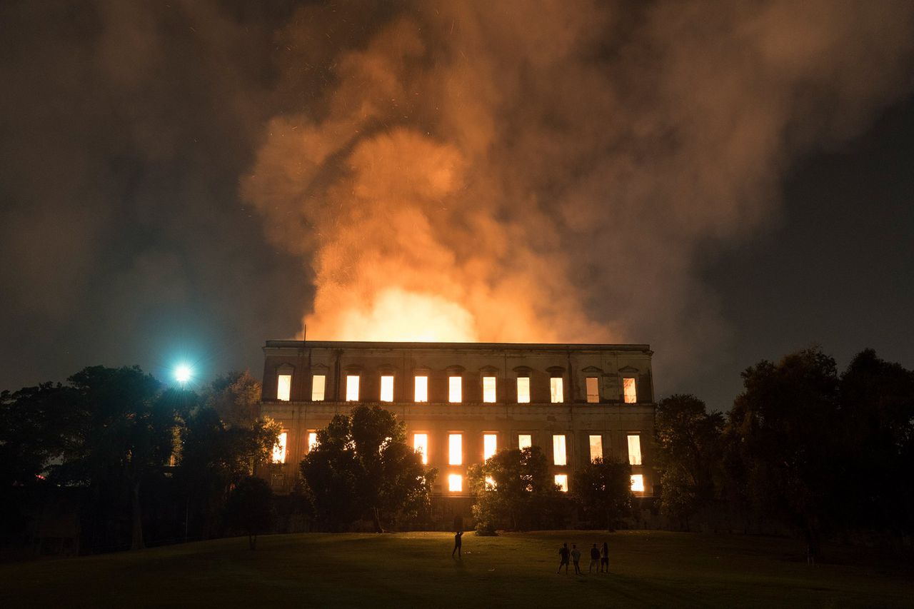 Het Nationaal Museum van Brazilië staat in brand.