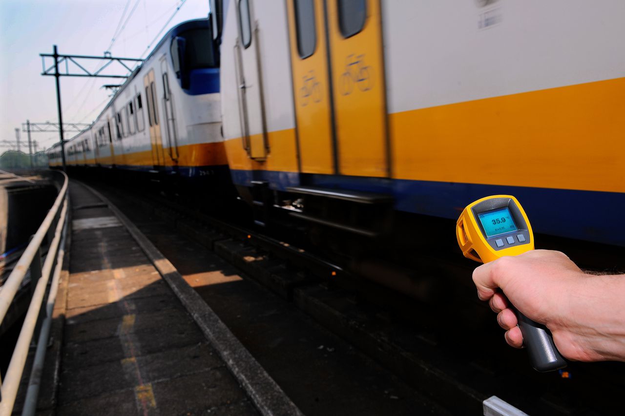 Medewerkers van ProRail meten de temperatuur van het spoor bij Amsterdam.