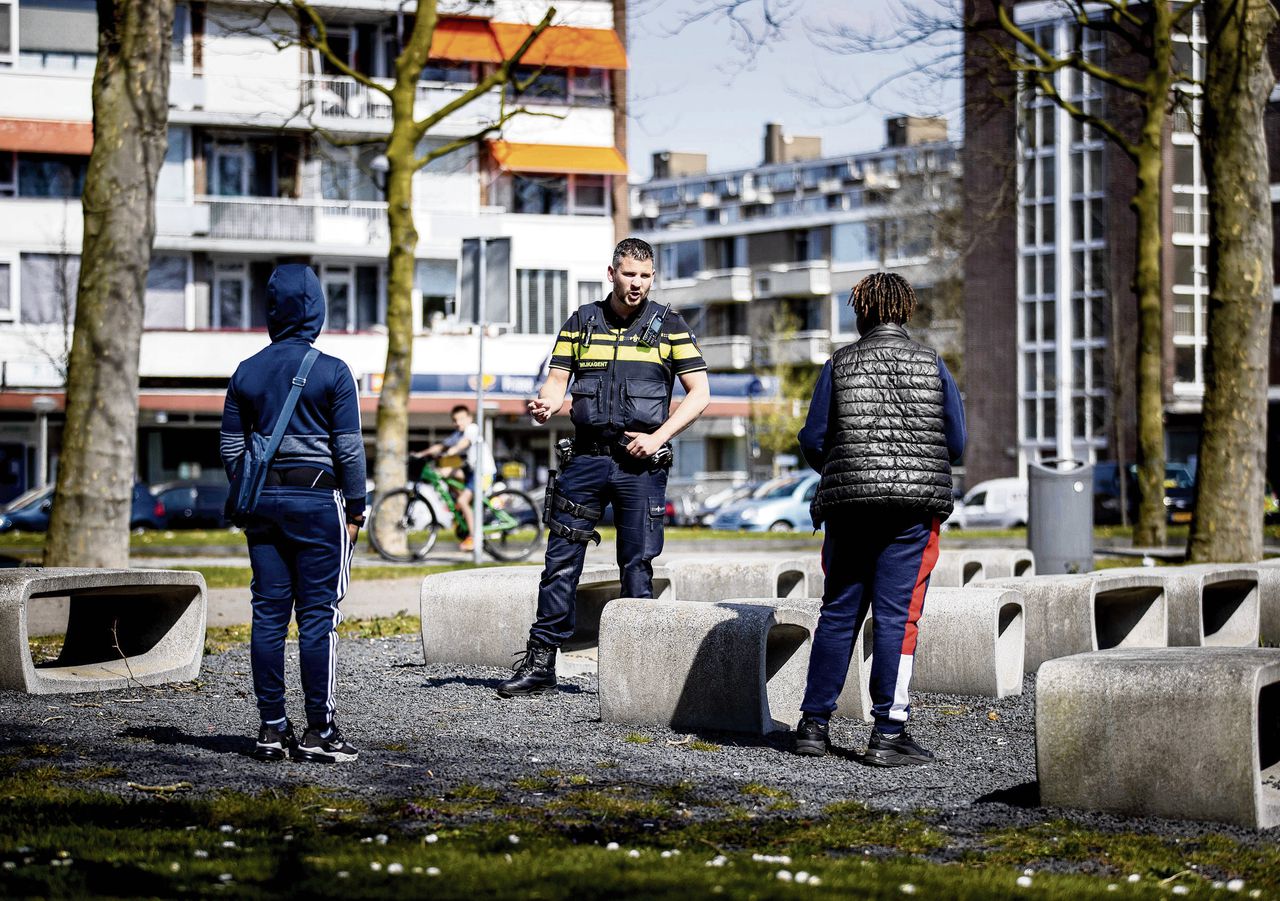 Een wijkagent in Lombardije handhaaft de corona-maatregelen