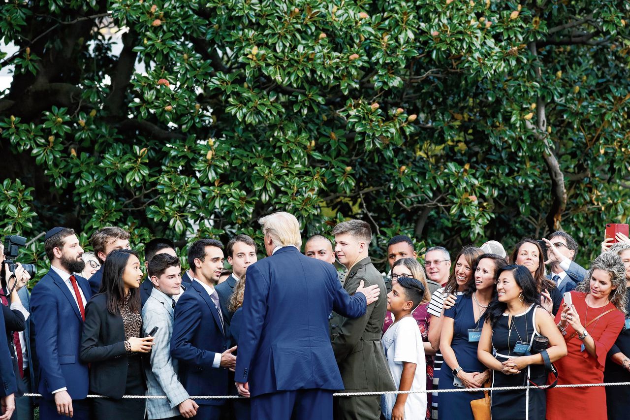 President Trump groet bezoekers aan het Witte Huis, deze week in Washington.