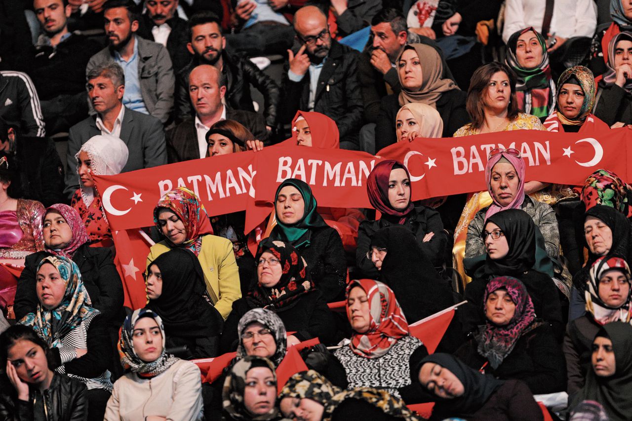 Aanhangers van de Turkse president Erdogan zondag bij een partijcongres van de regerende AKP in Ankara. Erdogan werd gekozen tot voorzitter, bijna drie jaar nadat hij banden met de partij verbrak.