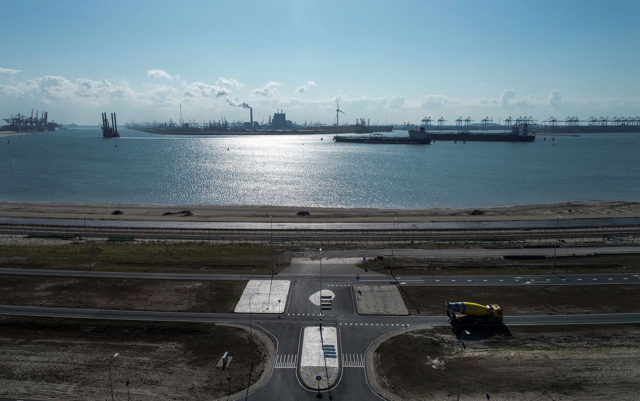 In de Rotterdamse haven loopt het werk terug bij containerterminals, raffinaderijen, opslag- en distributiebedrijven. Het Havenbedrijf houdt rekening met een afname van 10 à 20 procent voor heel 2020.