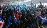 Kaapverdische Rotterdammers juichen in de kantine van FC Maense als Kaapverdië zich voor het eerst plaatst voor het WK voetbal. 