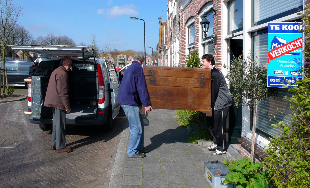 Een verkocht huis in Friesland. Het aantal personen dat uit de Randstad verhuist neemt sinds 2015 licht toe.