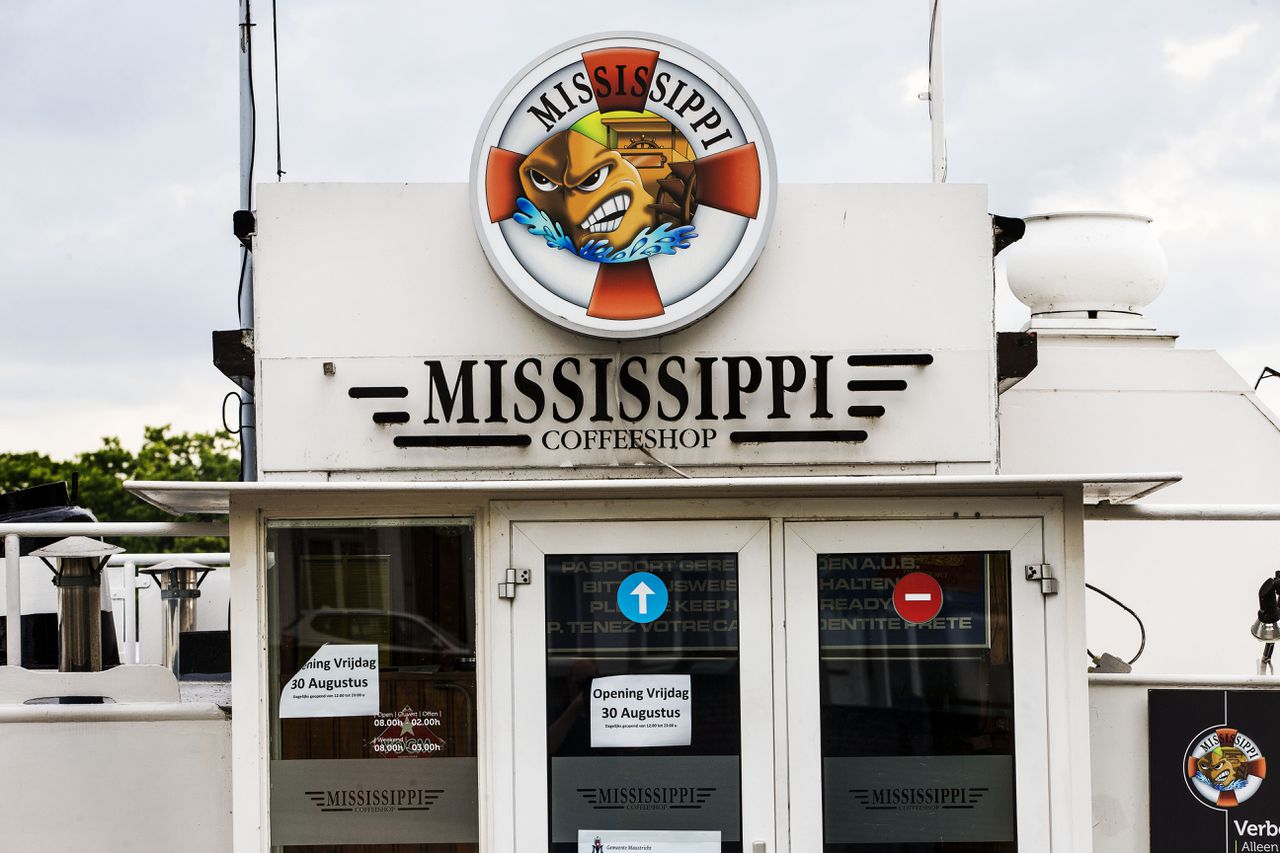 De gesloten coffeeshop Mississippi aan de Wilhelminakade in het centrum van Maastricht.