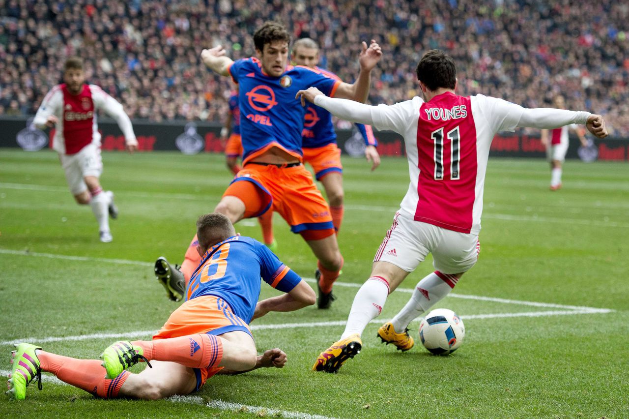 Amin Younes van Ajax in de voorbereidende actie die tot de 1-1 leidde.