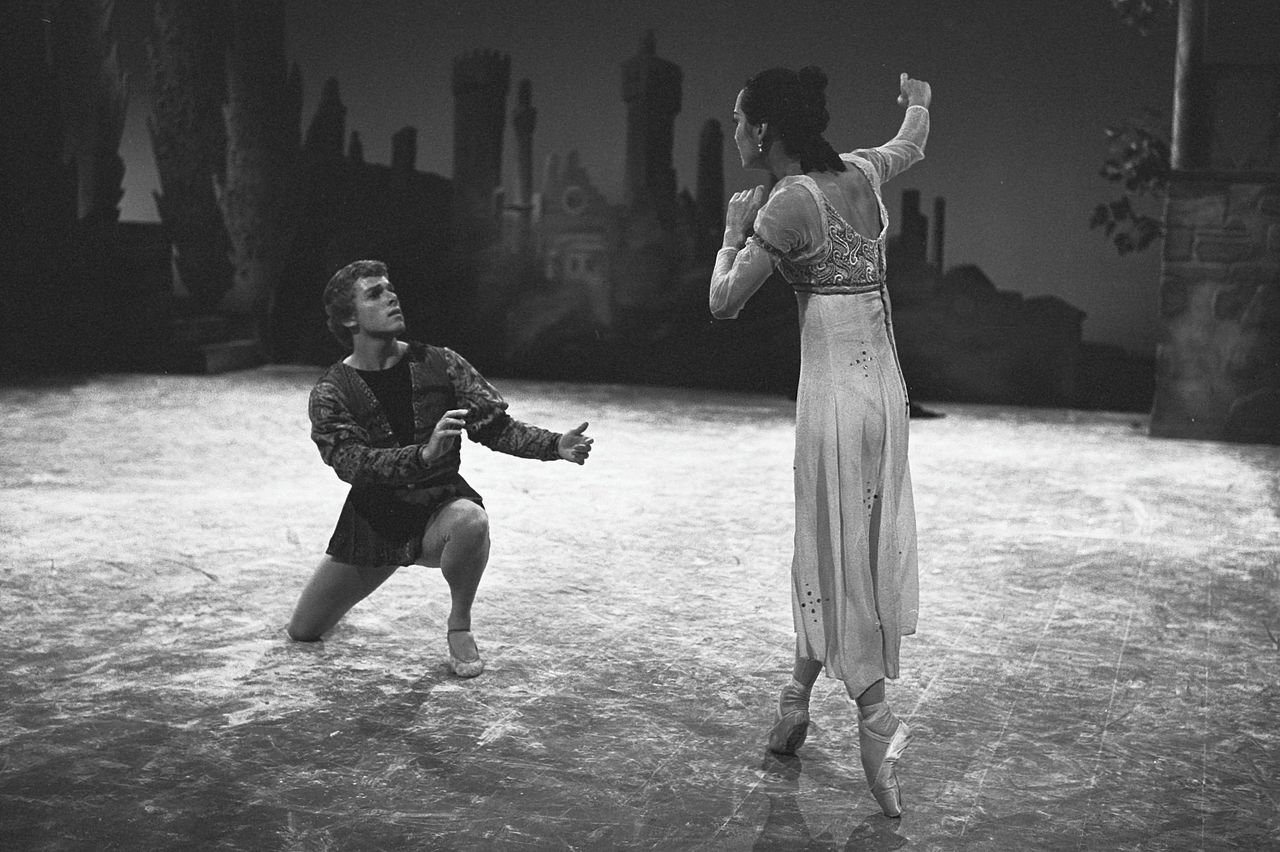 Simon André in 1967 in de rol van Romeo, met Yvonne Vendrig als Julia