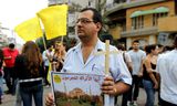 Een Libanees-Grieks-orthodoxe man protesteert toont bij een demonstratie in Beiroet een foto van de Hagia Sofia. 