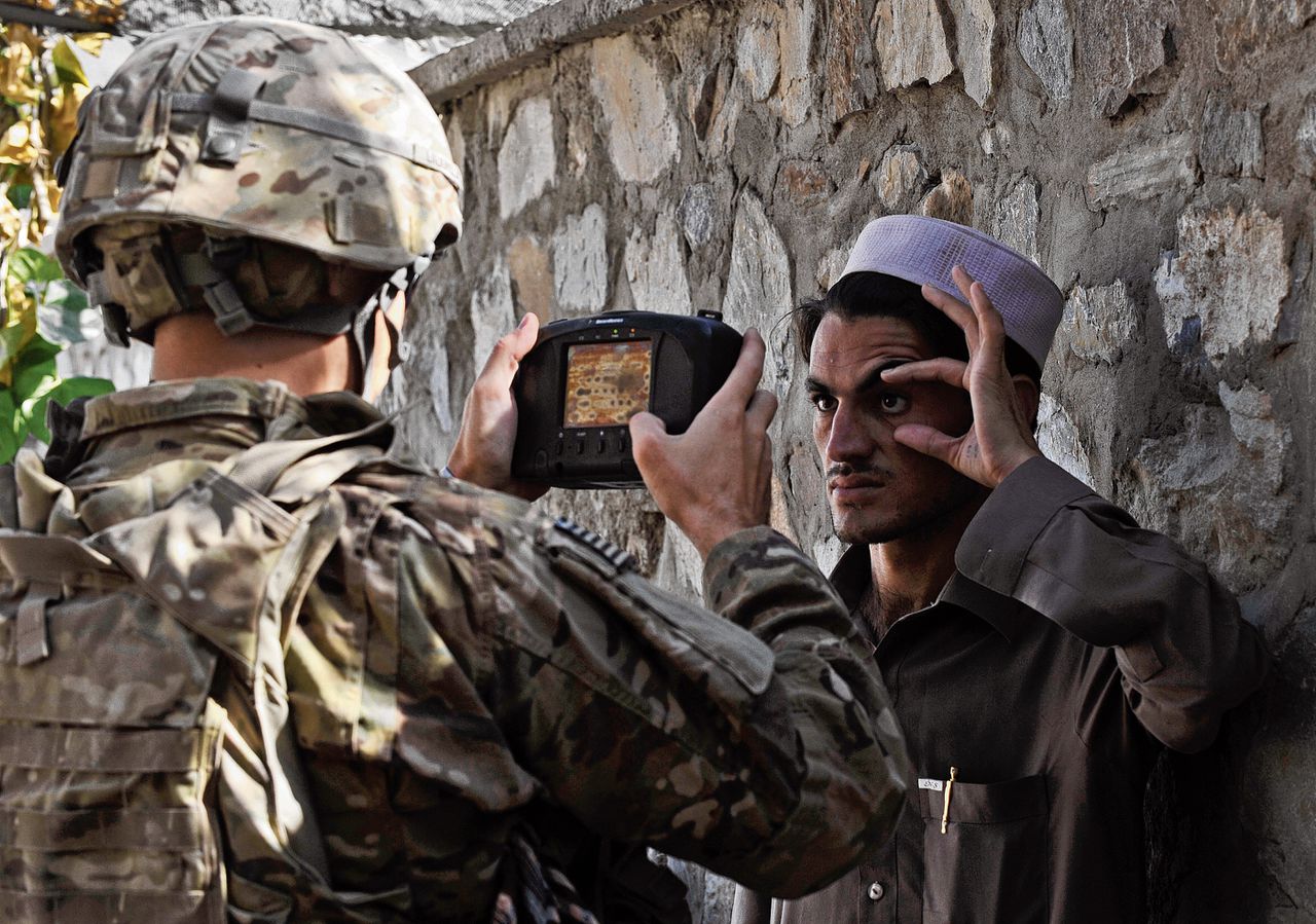 Al in 2011 gebruikten Amerikaanse militairen biometrie bij controles van Afghanen.