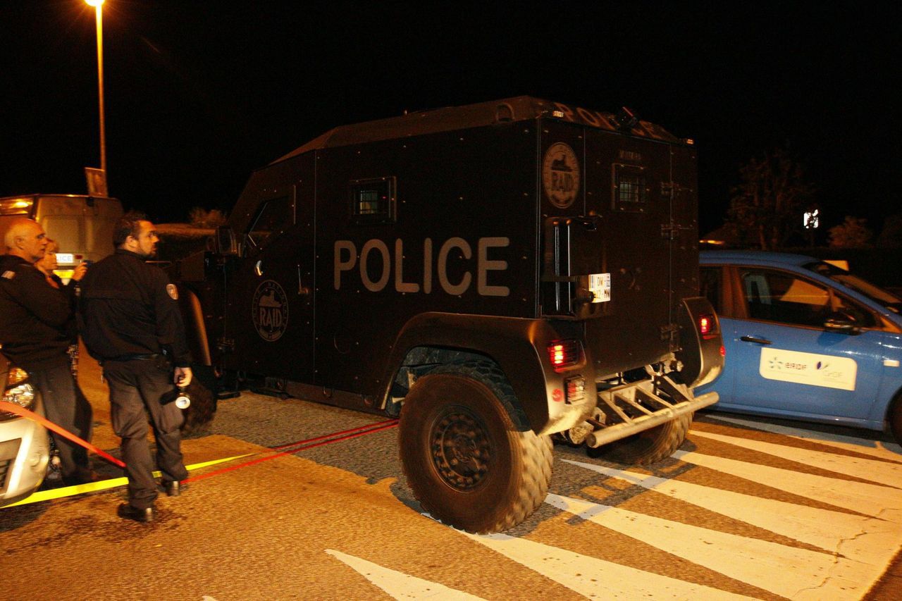 Speciale troepen van de Franse politie, de RAID, bestormden maandagavond de woning waar de gijzeling plaatsvond.