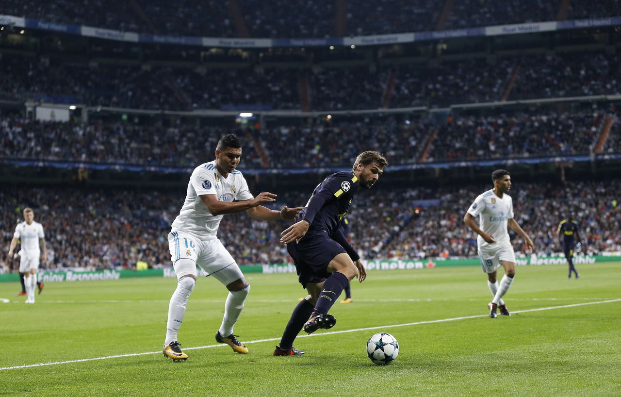 Casemiro (link, Real Madrid) en Fernando Llorente (rechts, Tottenham Hotspur) duelleren om de bal.