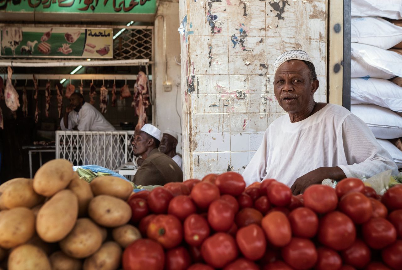 Aardappelverkoper op een straatmarkt in Khartoum. Soedanese landbouw-ondernemers weten welk Nederlands bedrijf welk soort pootaardappelen aanbiedt.
