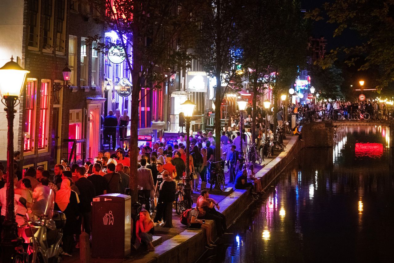 Met het verbieden van softdrugsverkoop aan buitenlanders, en het eerdere plan om prostitutieramen te sluiten, hoopt Amsterdam massatoerisme tegen te gaan.