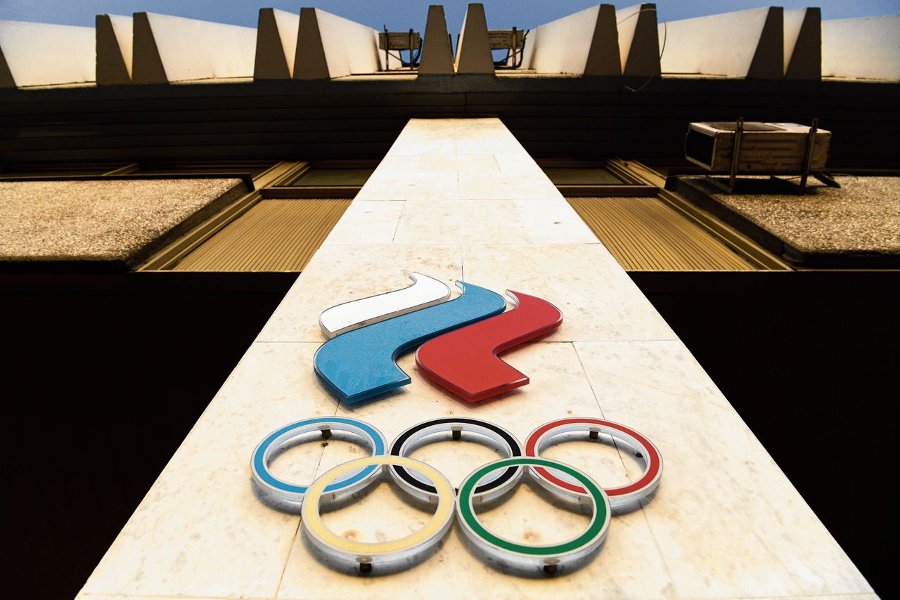 Het logo van het Russisch Olympisch Comité bij het hoofdkwartier in Moskou.