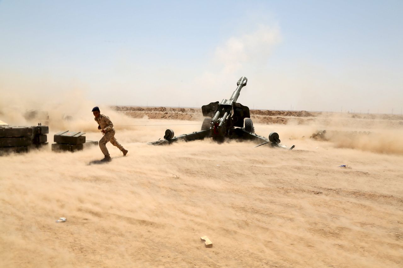 Iraakse soldaten beschieten strijders van Islamitische Staat.
