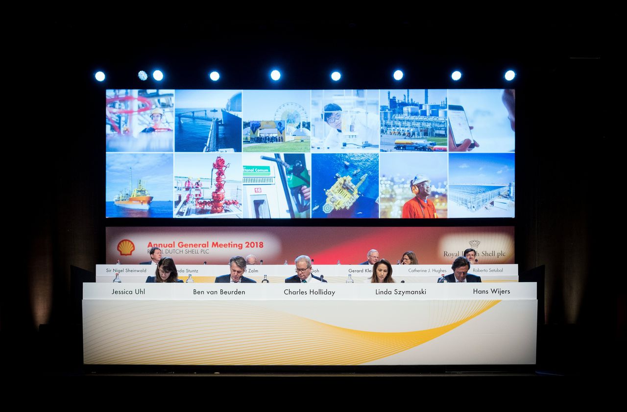 De aandeelhoudersvergadering van Shell in het Circustheater in Scheveningen.