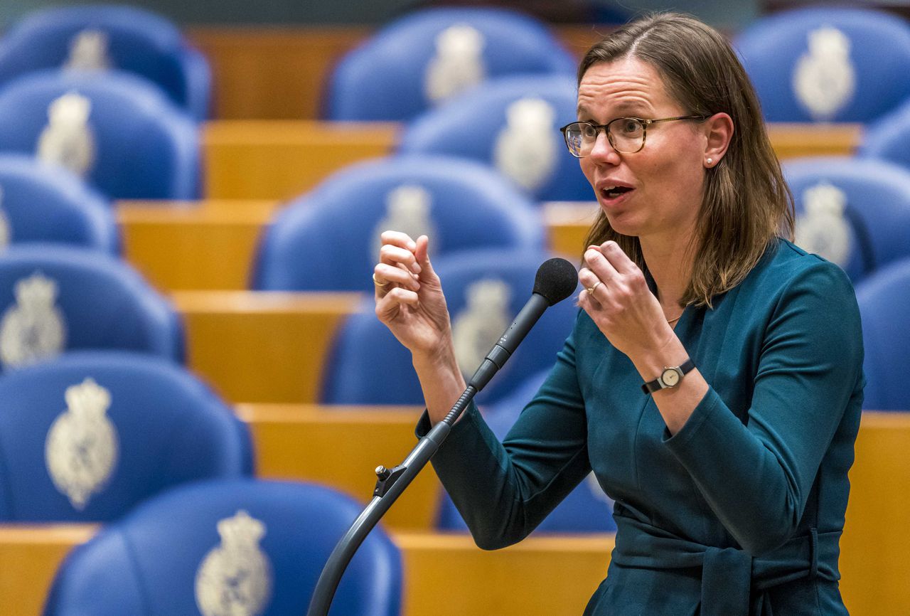 Mirjam Bikker (ChristenUnie) tijdens het debat in de Tweede Kamer over de ontwikkelingen rondom het coronavirus.