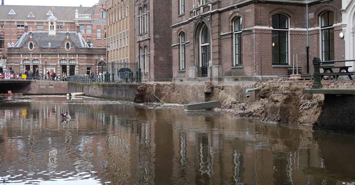 Volgens een woordvoerder van de politie zijn er geen gewonden gevallen bij het instorten van een stuk oude kademuur in de binnenstad van Amsterdam..