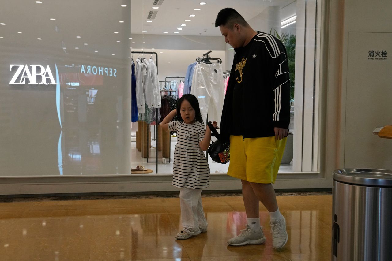 Het moederbedrijf van Zara is met drie andere grote modebedrijven onderwerp van een Frans onderzoek. Ze zouden katoen gebruiken uit de Chinese regio Xinjiang, waar Chinezen Oeigoeren inzetten als dwangarbeiders.