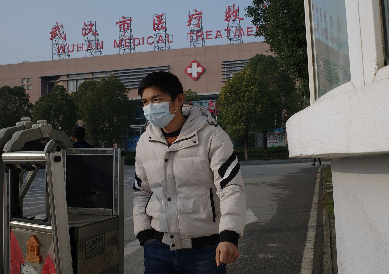 De longontsteking werd eerder een 61-jarige man uit Wuhan fataal.