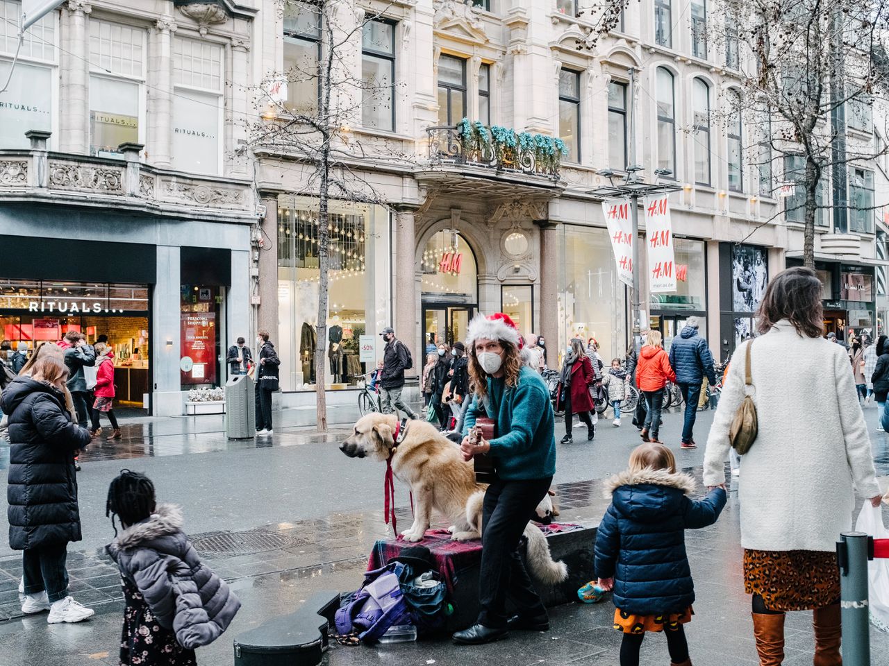 Shoppers zaterdag in het centrum van Antwerpen. Ondanks het ontmoedigingsbeleid waren er ook veel Nederlanders.